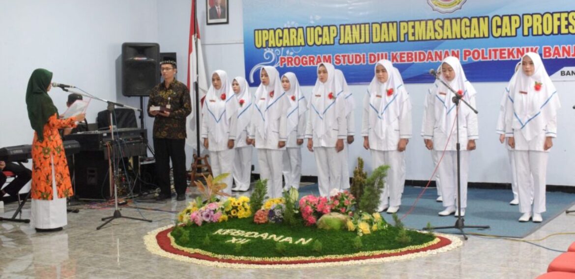 MAHASISWA KEBIDANAN ANGKAT SUMPAH JANJI SEBELUM TERJUN KE LAHAN PRAKTIK