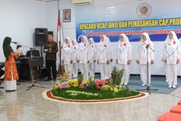 MAHASISWA KEBIDANAN ANGKAT SUMPAH JANJI SEBELUM TERJUN KE LAHAN PRAKTIK