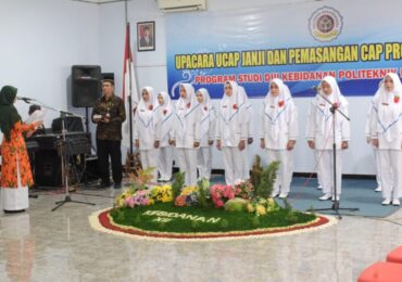 MAHASISWA KEBIDANAN ANGKAT SUMPAH JANJI SEBELUM TERJUN KE LAHAN PRAKTIK