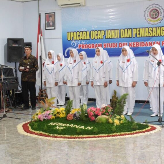 MAHASISWA KEBIDANAN ANGKAT SUMPAH JANJI SEBELUM TERJUN KE LAHAN PRAKTIK